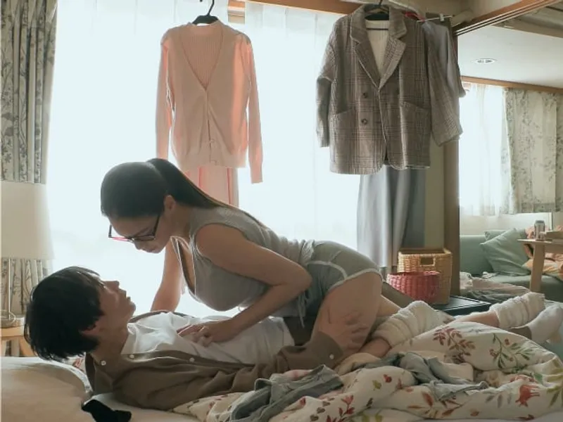 được chị nhà cạnh bên "an ủi" khi người tình đi ngoại tình
